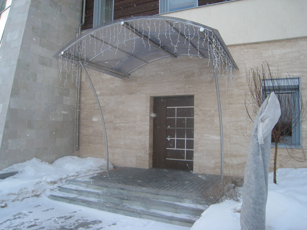 Козырек  металлический   в  частном  доме.