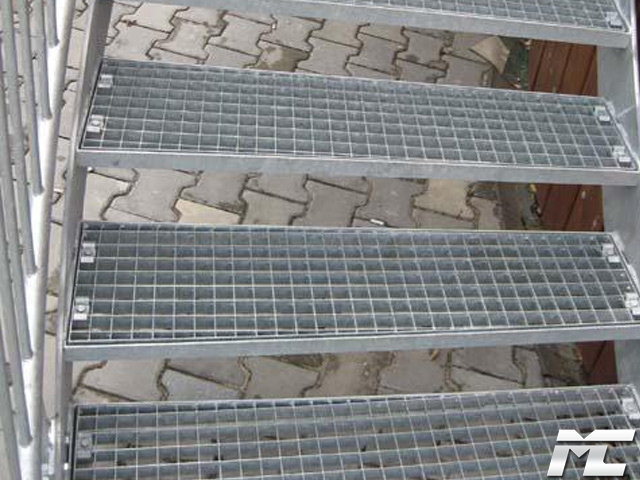 Лестница и ступени из металла