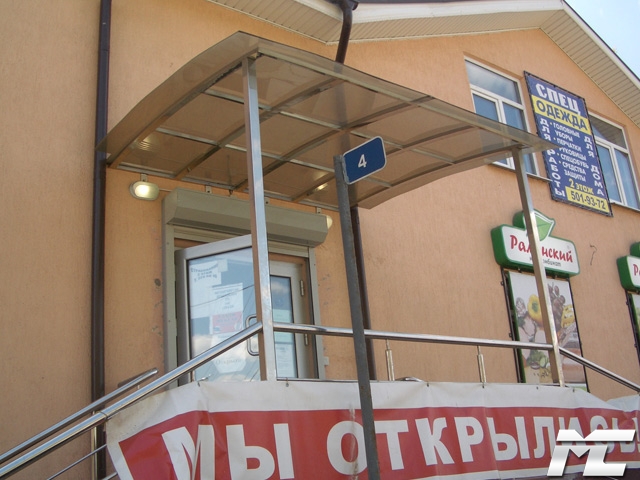 Недорогой навес над входом в магазин