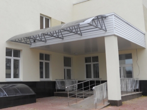 Установить козырек сложный монтаж